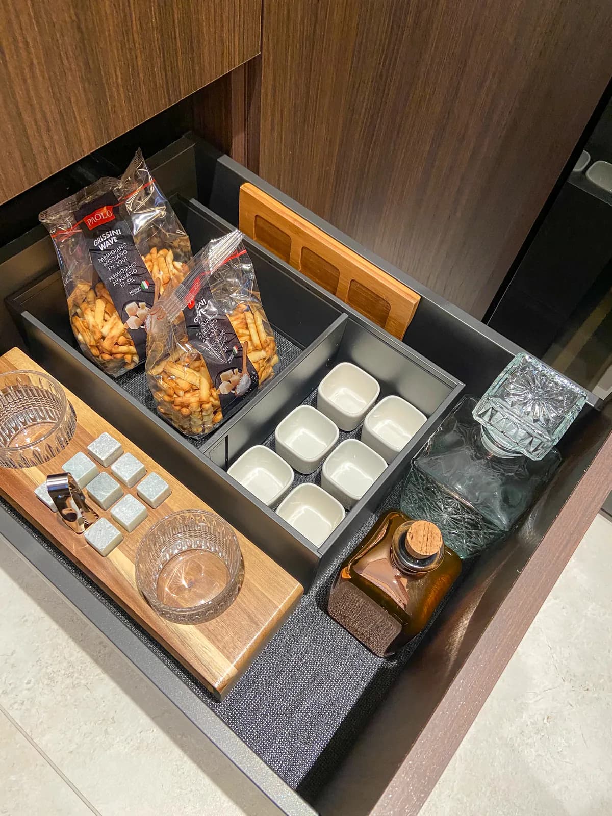 Aperitieflade met grissini, schaaltjes, whiskystenen en een karaf