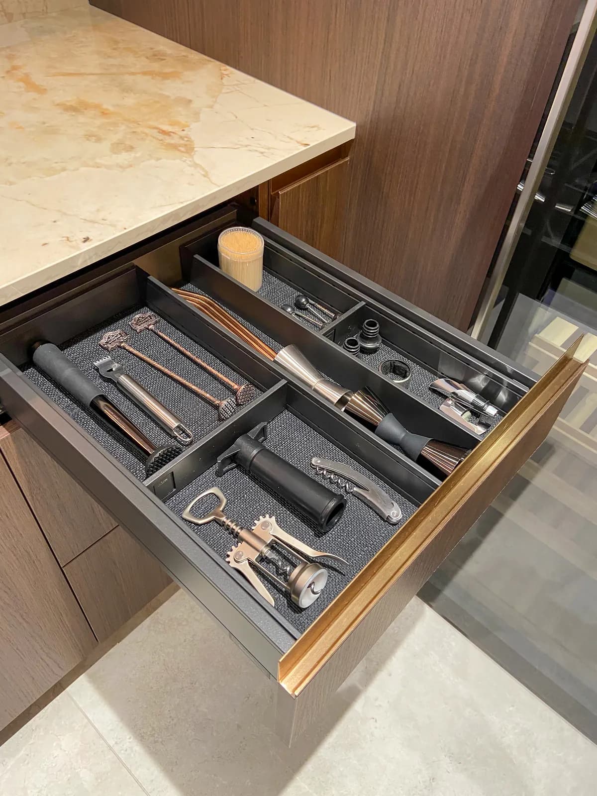 Lade met bar- en wijnaccessoires in een antraciete indeling