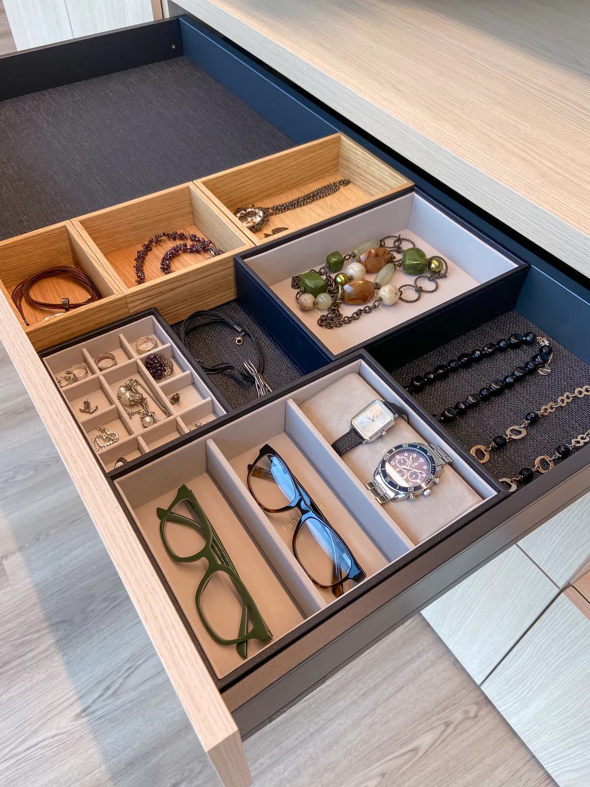 Lade met juwelen, horloges en brillen in vakjes