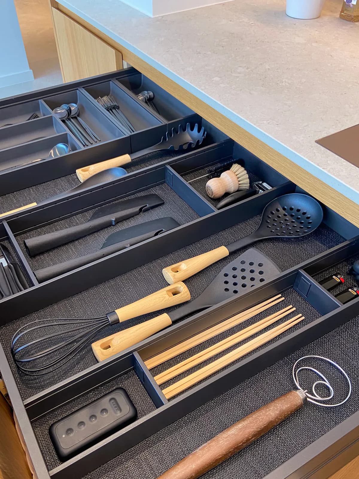 Lade met keukengerei, een garde en houten eetstokjes