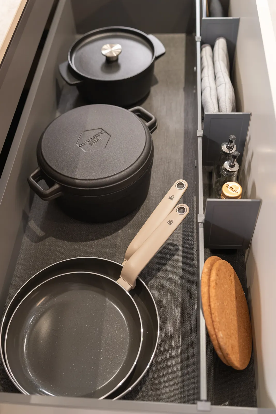Pannenlade met gietijzeren pannen en deksels