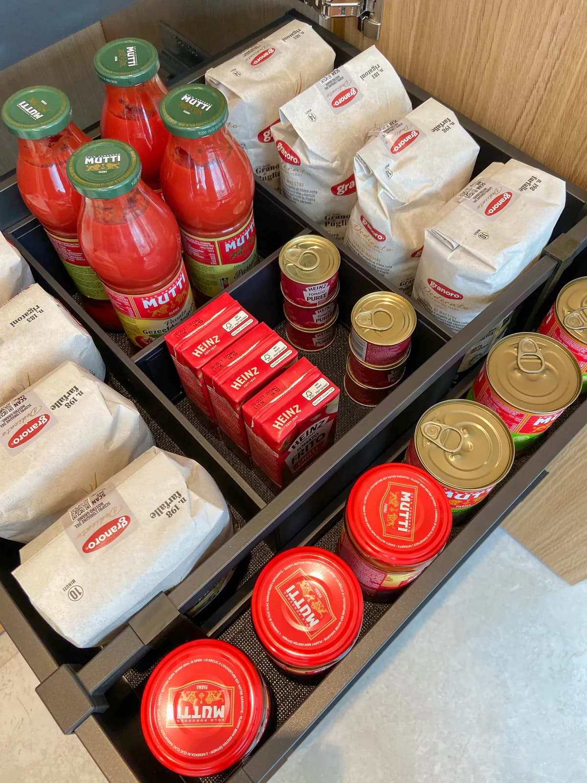 Voorraadlade met passata, blikken tomaten en pasta