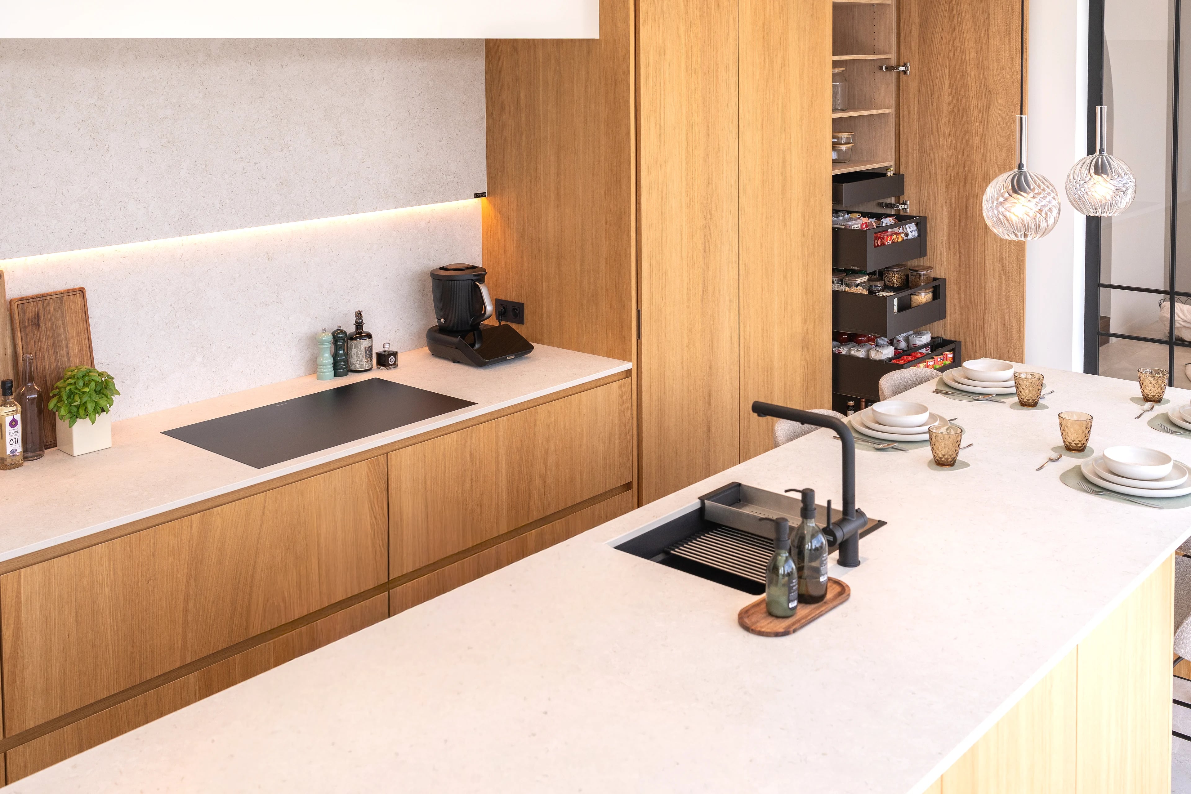 Lichte keuken met eiland en een Space Tower met binnenlades